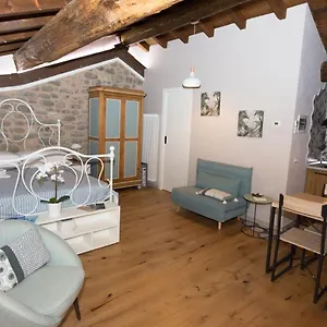 Appartamento Mimma's: Deliziosa Mansarda Al Terzo Piano Di Un Palazzo Del Centro Storico. Ristrutturata Con Eleganza Di Particolari E Rispetto Dell'antica Struttura., Pontremoli